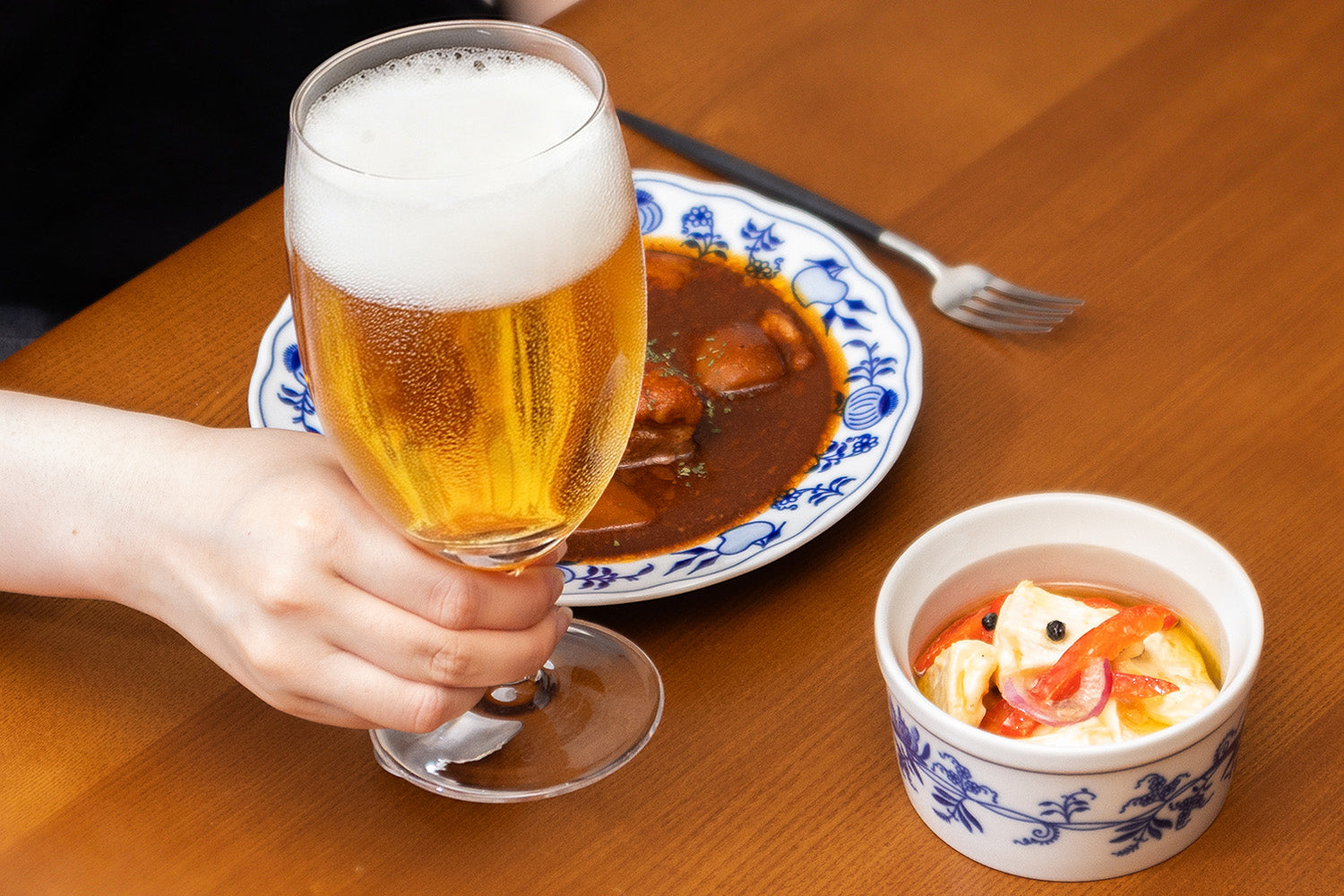 深みのある色彩と、洗練されたグラス