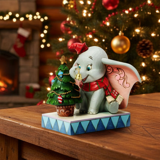 ディズニートラディション　ツリーの飾りつけをするダンボ
