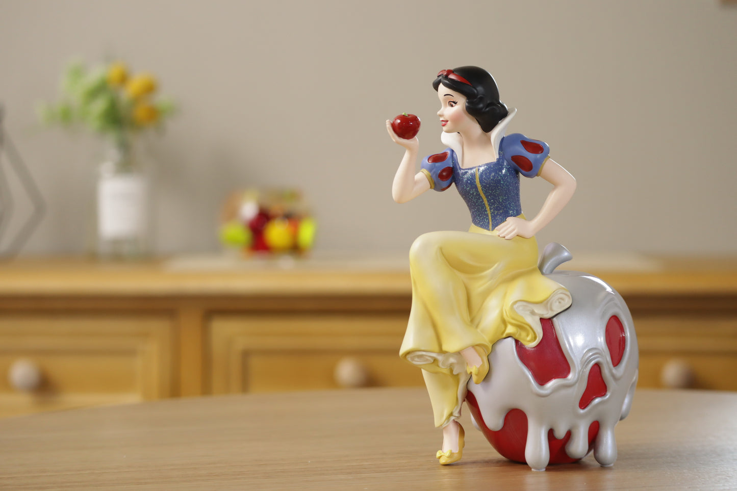 【ディズニー100周年記念】Snow White with Icon　ディズニーショーケース【enesco】