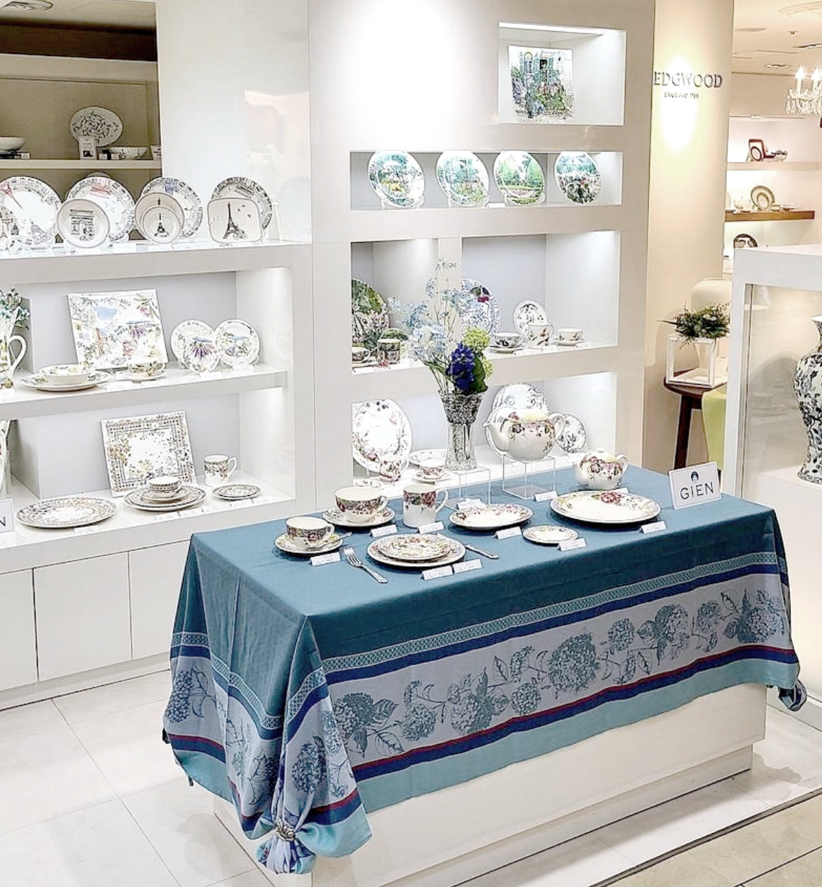 北海道から沖縄まで日本全国の百貨店で商品展開。気になる商品がありましたら、店舗でご覧頂けます。